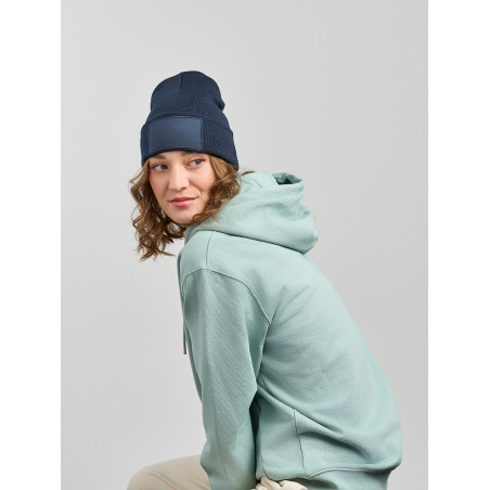 Cuffia in maglia con patch sostenibile