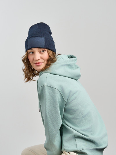 Cuffia in maglia con patch sostenibile