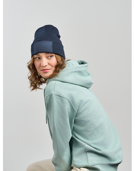 Cuffia in maglia con patch sostenibile